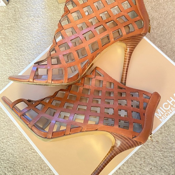 MICHAEL KORS - YVONNE BOOTIE - COLOR: LUGGAGE - Picture 3 of 7